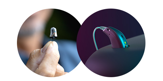 À gauche, une main tient un petit appareil auditif intra-auriculaire. À droite, un appareil auditif contour d’oreille avec fil est posé sur une surface sombre, subtilement éclairée.