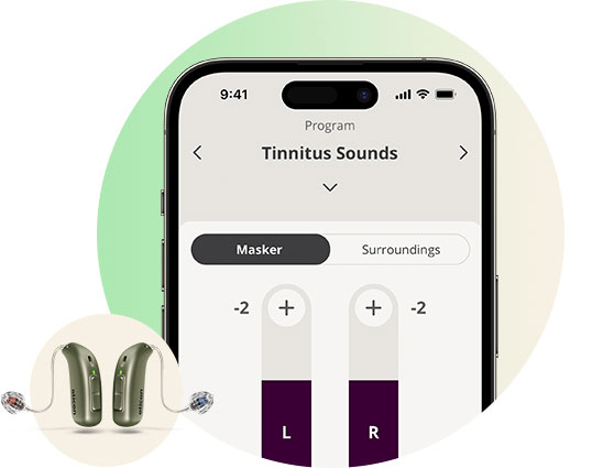 Un smartphone affiche une application réglant les sons pour acouphènes ('Tinnitus Sounds') avec options 'Masker' et 'Surroundings'. En bas à gauche, deux aides auditives Oticon se tiennent côte à côte.