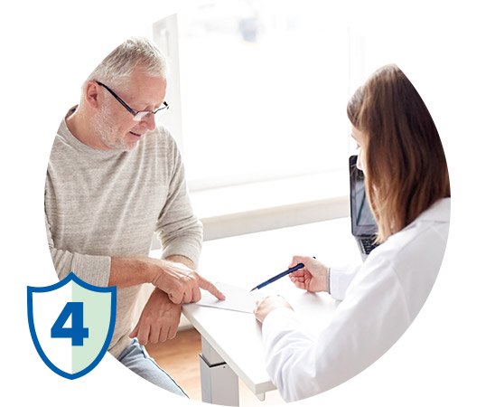 Un homme consulte un audioprothésiste.