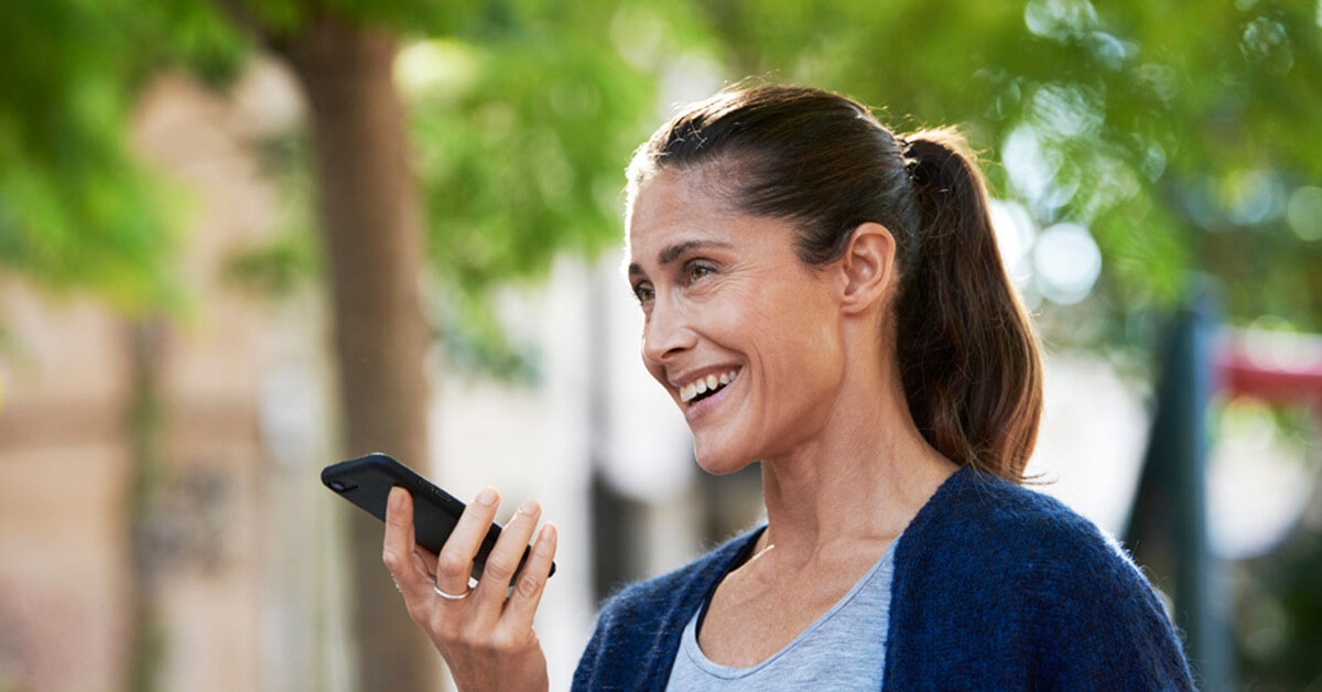 Donna parla al cellulare.