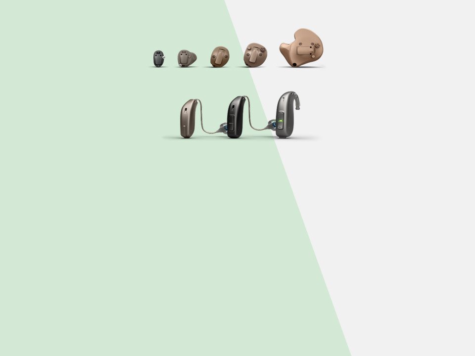 Diverse tipologie di apparecchi acustici Audika, inclusi modelli intrauricolari e retroauricolari, sono disposte su sfondo diviso tra verde chiaro e bianco, evidenziandone design e funzionalità avanzate.