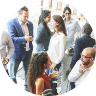 Interazione sociale in gruppo, importanza dell’udito nella comunicazione quotidiana.