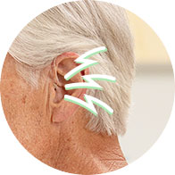 Un orecchio anziano indossa un apparecchio acustico discreto. Linee stilizzate rappresentano il miglioramento dell’udito. Lo sfondo è chiaro e neutro, tipico di una clinica audiologica.