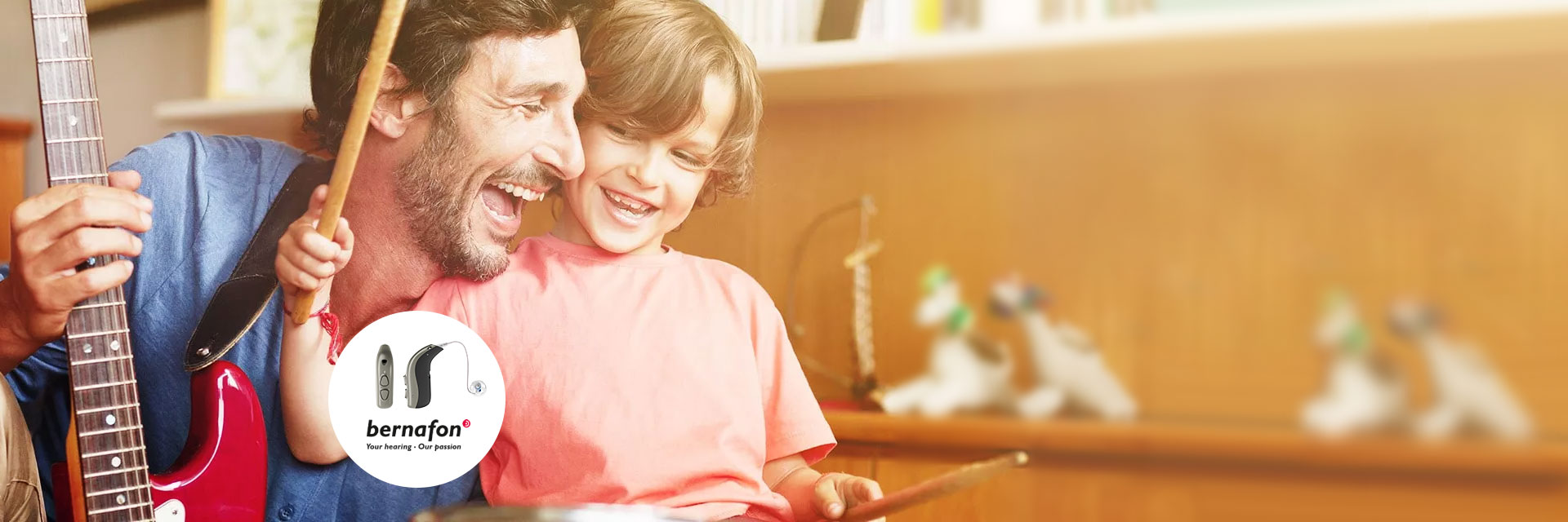 Man en kind spelen samen met instrumenten, met het Bernafon-logo en afbeelding van hoortoestellen op de voorgrond.