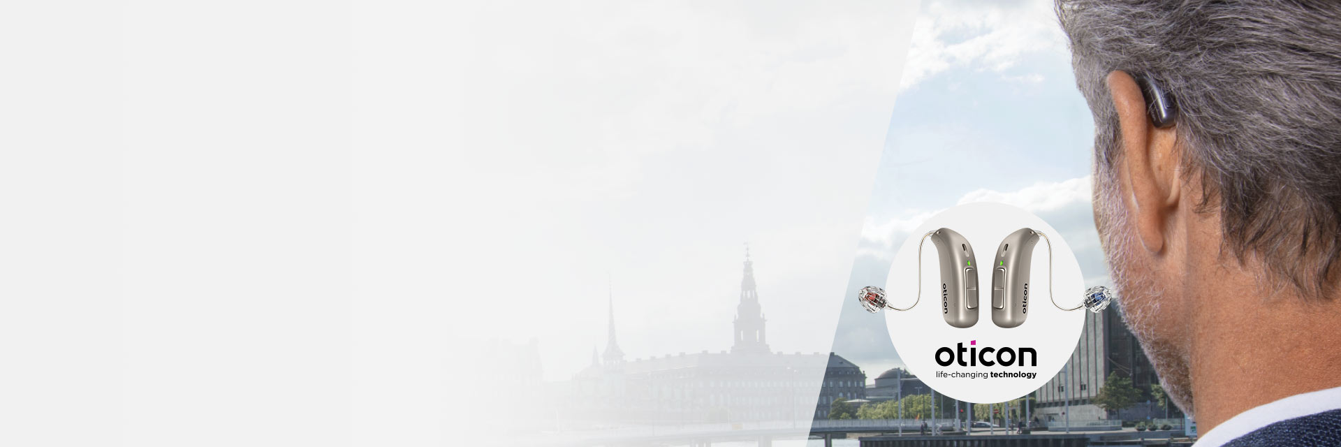 Man kijkt uit over een stadslandschap met Oticon-hoortoestellen in een grafische overlay.