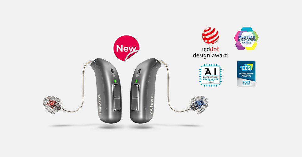 Oticon More-hoorapparaten met nieuwe functies, omringd door gewonnen awards zoals de Red Dot Design Award, MedTech Breakthrough Award, CES Innovation Award en AI Excellence Award.