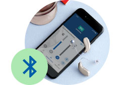 Bluetooth-hoorapparaten naast smartphone met bedieningsapp