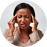 Vrouw met handen aan haar hoofd, ervaart ongemak door tinnitus