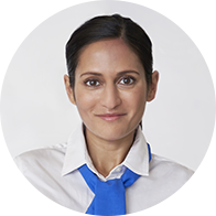 Audioloog met witte blouse en blauwe sjaal