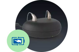 Oplaadbare gehoorapparaten op een oplaadstation