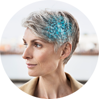 Vrouw met kort grijs haar en visuele nadruk op de hersenen.