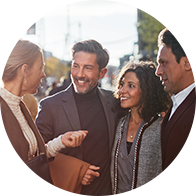 Mensen voeren een gesprek buiten in een stedelijke omgeving