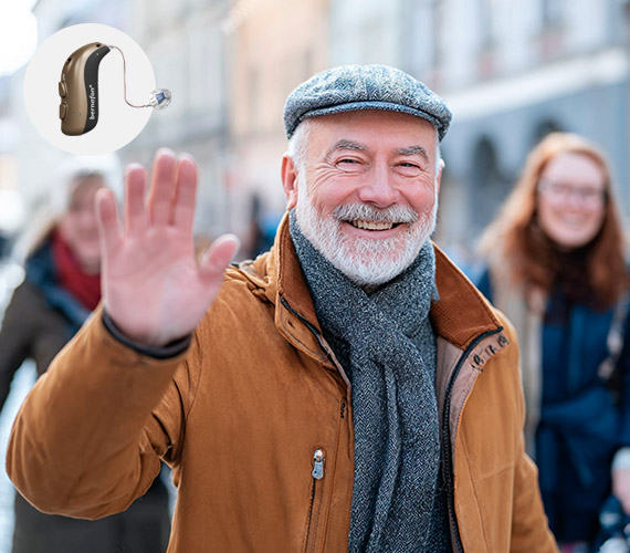 Afbeelding van vrouw met Bernafon Alpha hoorapparaat