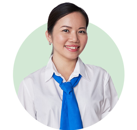 Vrouw met witte blouse en blauwe sjaal op een groene achtergrond