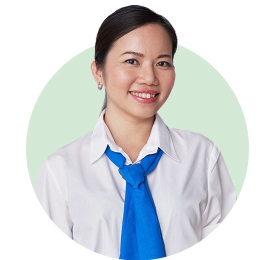 Vrouw met witte blouse en blauwe sjaal op een groene achtergrond