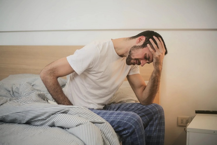 Un homme se tient la tête à cause d'une otite